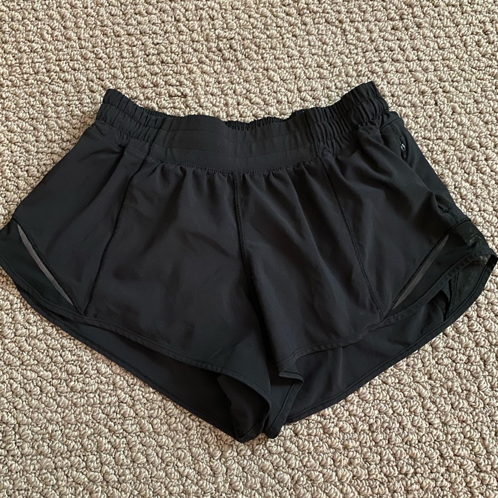 Lululemon hotty hot size 4 shorts 2.5”